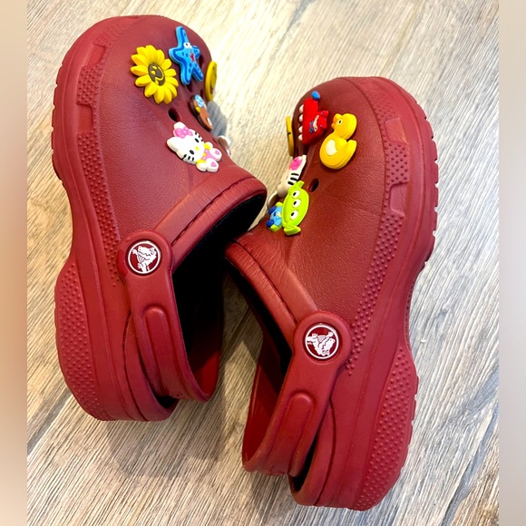 Crocs Kids 1 J3 sized lined clogs with charms - Picture 2 of 4
